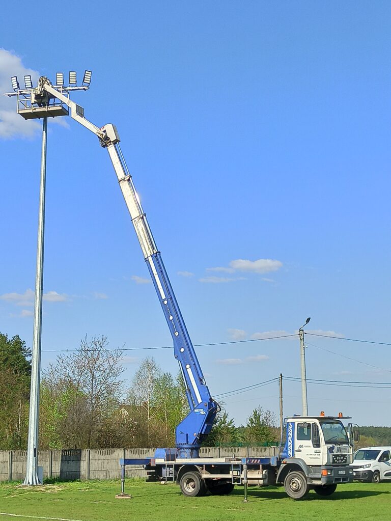 Podnośnik koszowy na wysokości 32 metrów używany podczas montażu oświetlenia na stadionie sportowym w LeżajskuWynajem podnośników koszowych